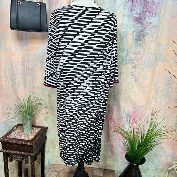 πStudio One Studio One V-Neckline 1/2 Sleeves PluPlus Size Soft Flowing Dress - Picture 2 of 15